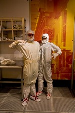 Håkon tester ut clean-suiten, den de ansatte på cpufabrikken til Intel må bruke